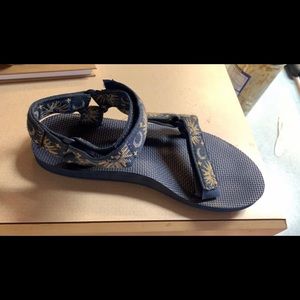 Teva sandals size 7 — Worn for 6 hours